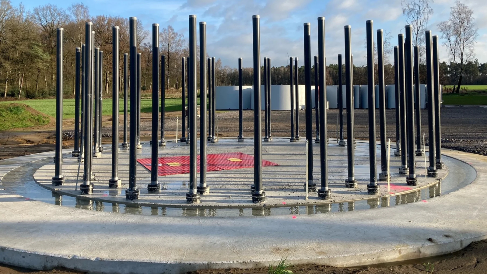 Betonrondel mit Stahlpfosten, Fundament einer Windkraftanlage