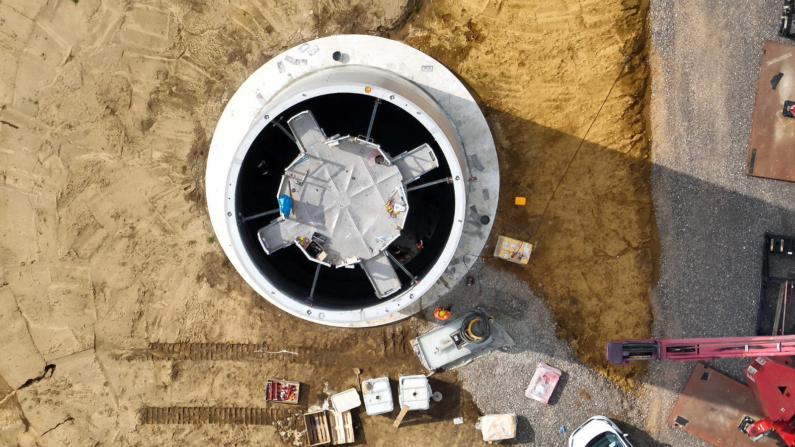 Aufbau der Turmsegmente einer Windkraftanlage von oben gesehen