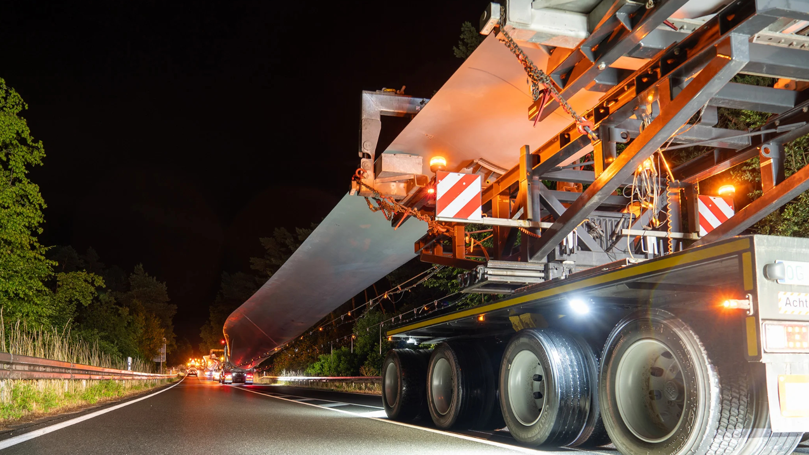 Anlieferung eines Rotorblattes auf einem LKW bei Nacht