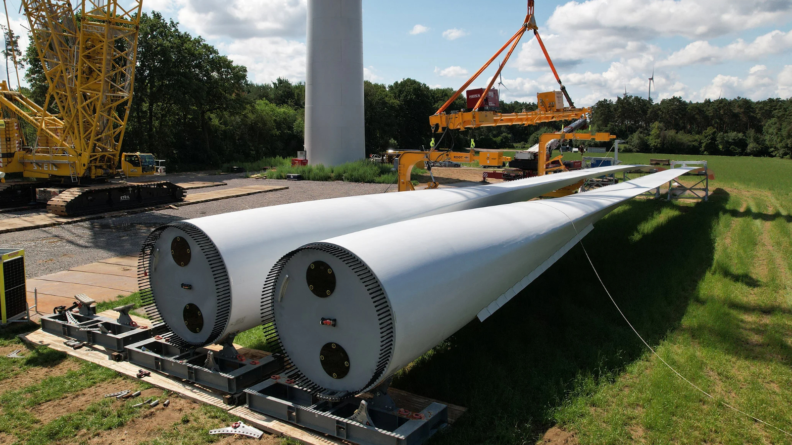 2 Rotorblätter einer Windkraftanlage auf dem Boden liegend