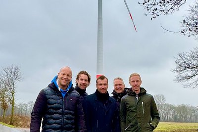 5 Personen vor der Windkraftanlage in Weseke.