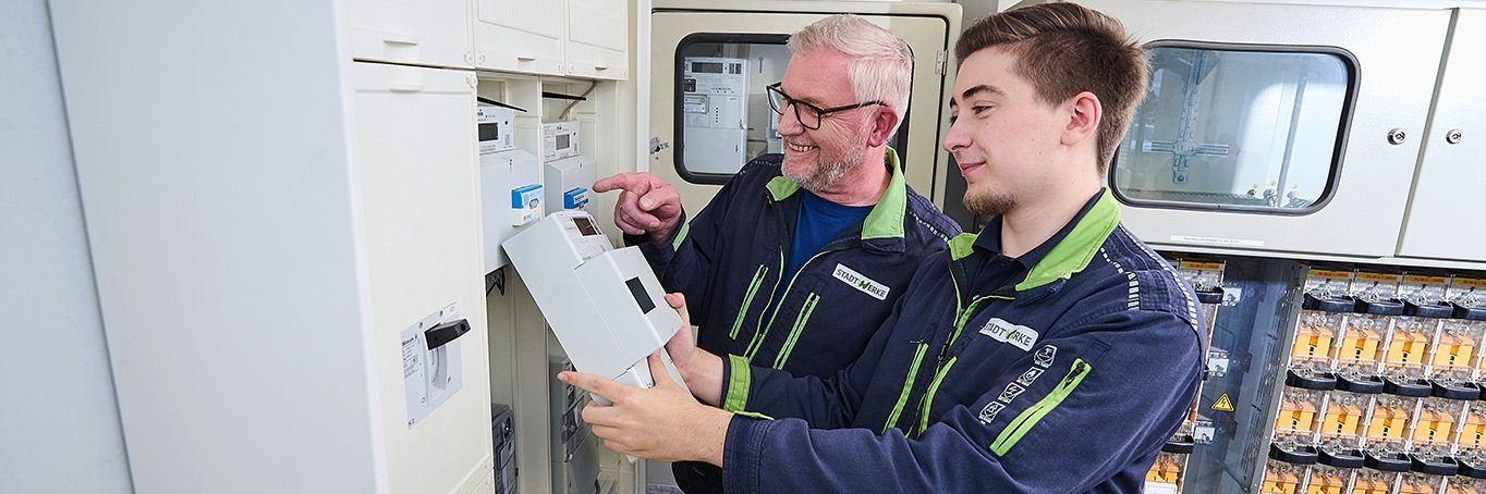 Zwei Techniker schauen sich ein Gerät an