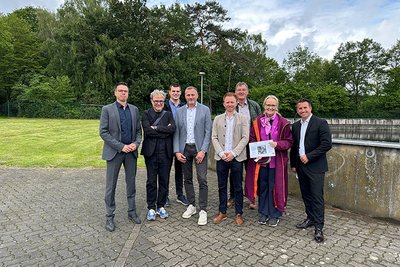 Das Bild zeigt Personen, die für ein Foto posieren: ): Ron Keßeler (Geschäftsführer der Stadtwerke Borken), Prof. Thomas Giel (Hochschule Mainz), Ramon Wolsink (Fachabteilungsleiter Abwasserbeseitigung der Stadt Borken), Markus Niehaus (Stadtwerke Borken), Benedikt Spieker (Technischer Dezernent des Kreises Borken), Jürgen Kuhlmann (Technischer Beigeordneter der Stadt Borken), Bürgermeisterin Mechtild Schulze Hessing sowie Christian Mildenberger (Geschäftsführer der Landesgesellschaft für Energie und Klimaschutz NRW.Energy4Climate)