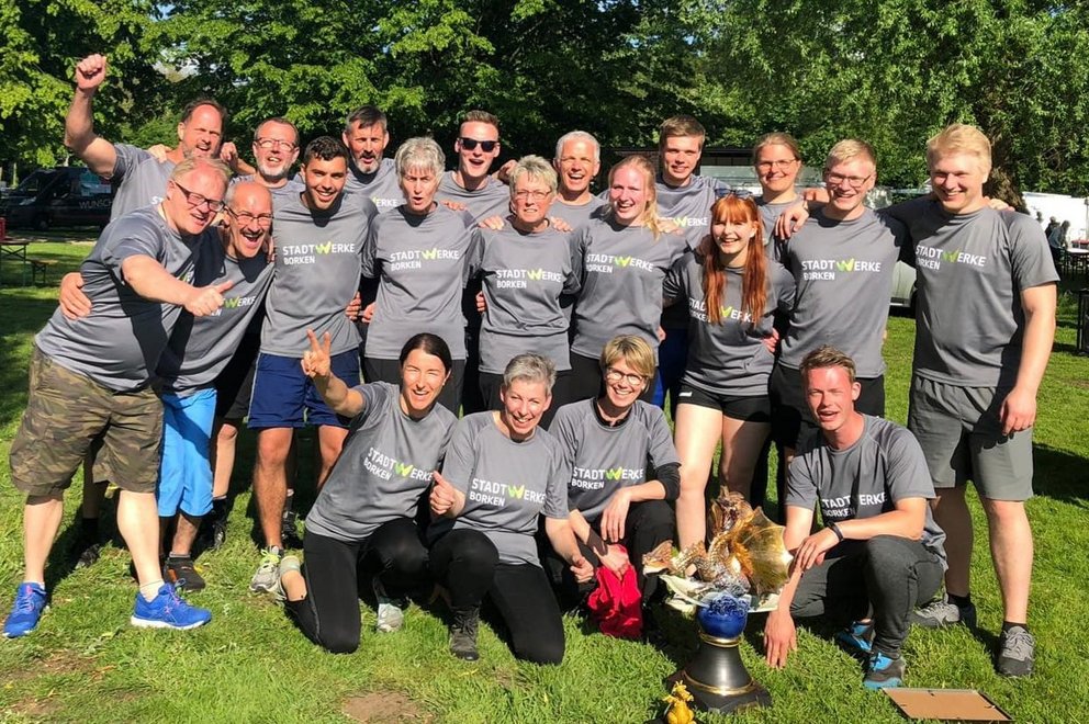 Emergy Dragons gewinnen Drachenboot-Cup Siegerfoto Team Emergydragons mit Pokal