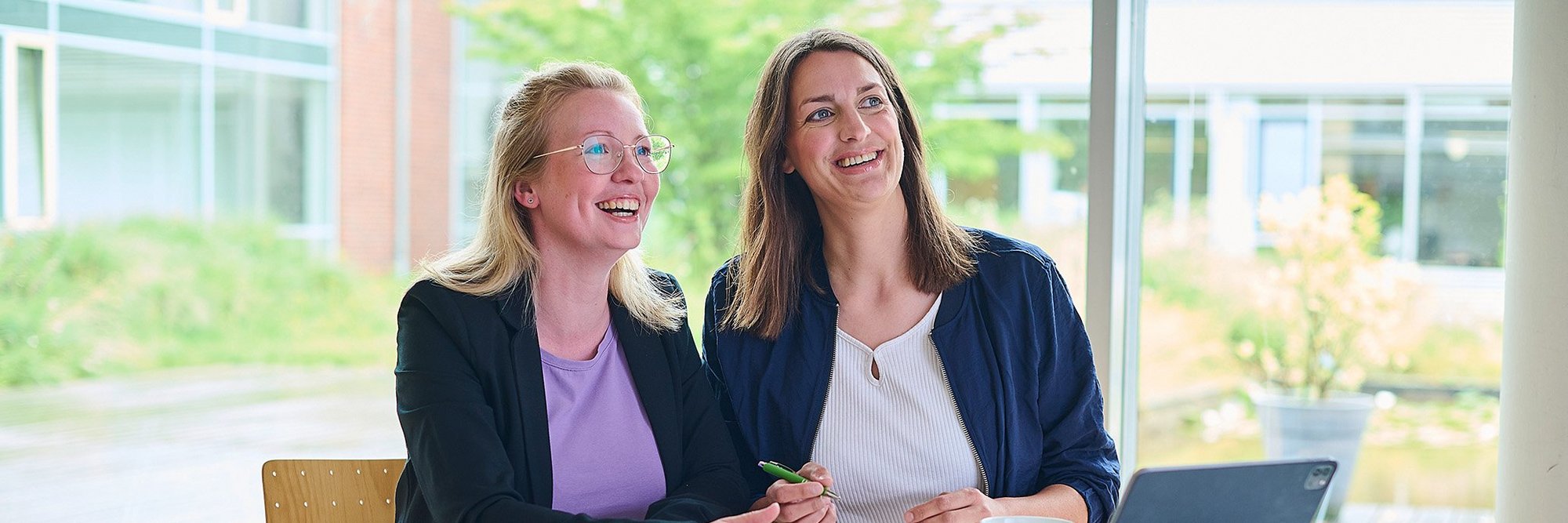 Zwei Frauen am Schreibtisch vor einem Laptop