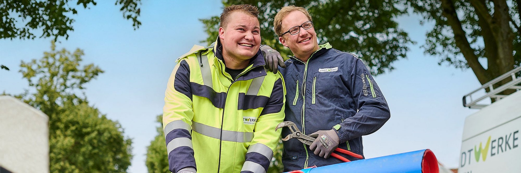 Zwei Techniker auf der Baustelle, Rohrleitung
