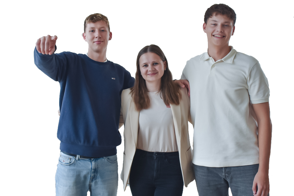 Drei Auszubildende stehen zusammen