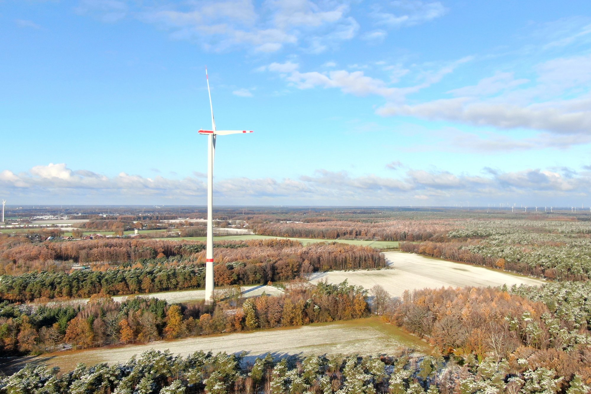 Windkraftanlage in Reken, Felder und Wald, ein Teilstück der Autobahn