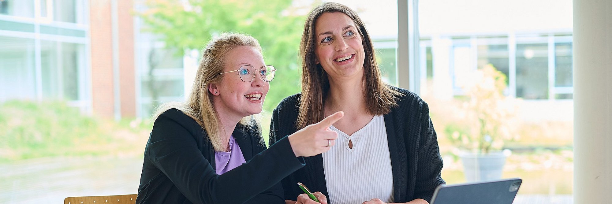 Zwei Frauen am Schreibtisch vor einem Laptop