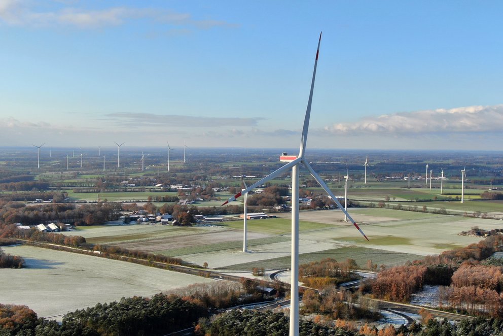 Windkraftanlagen auf Feldern