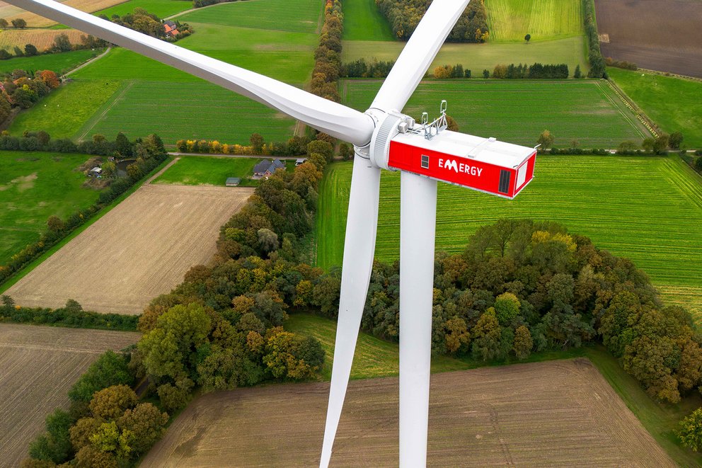 Bild einer Windkraftanlage, Luftaufnahme. 
