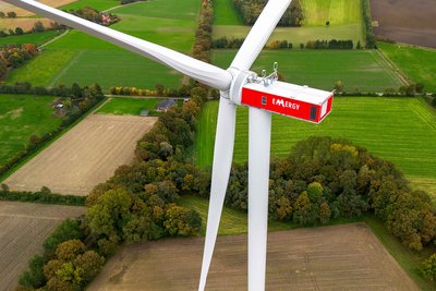 Bild einer Windkraftanlage, Luftaufnahme. 