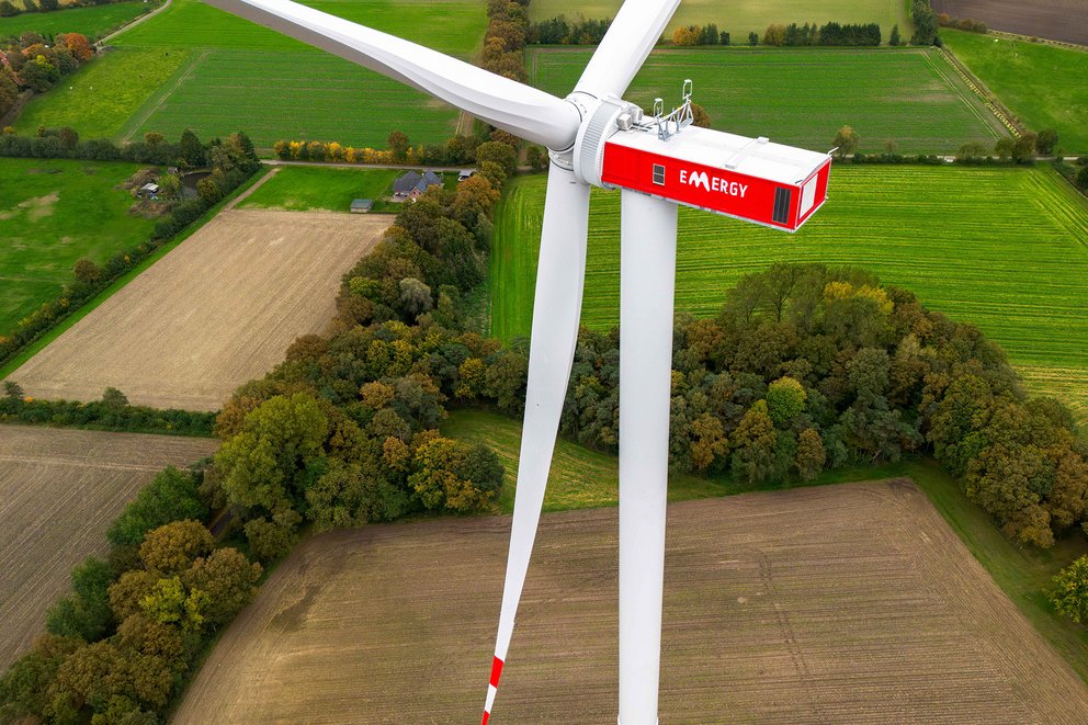 Bild einer Windkraftanlage, Luftaufnahme. 