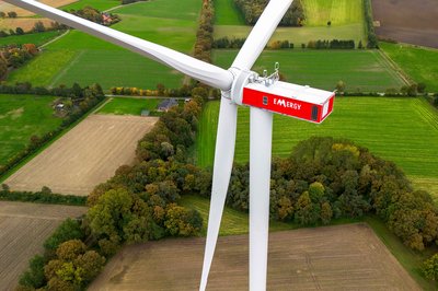 Bild einer Windkraftanlage, Luftaufnahme. 