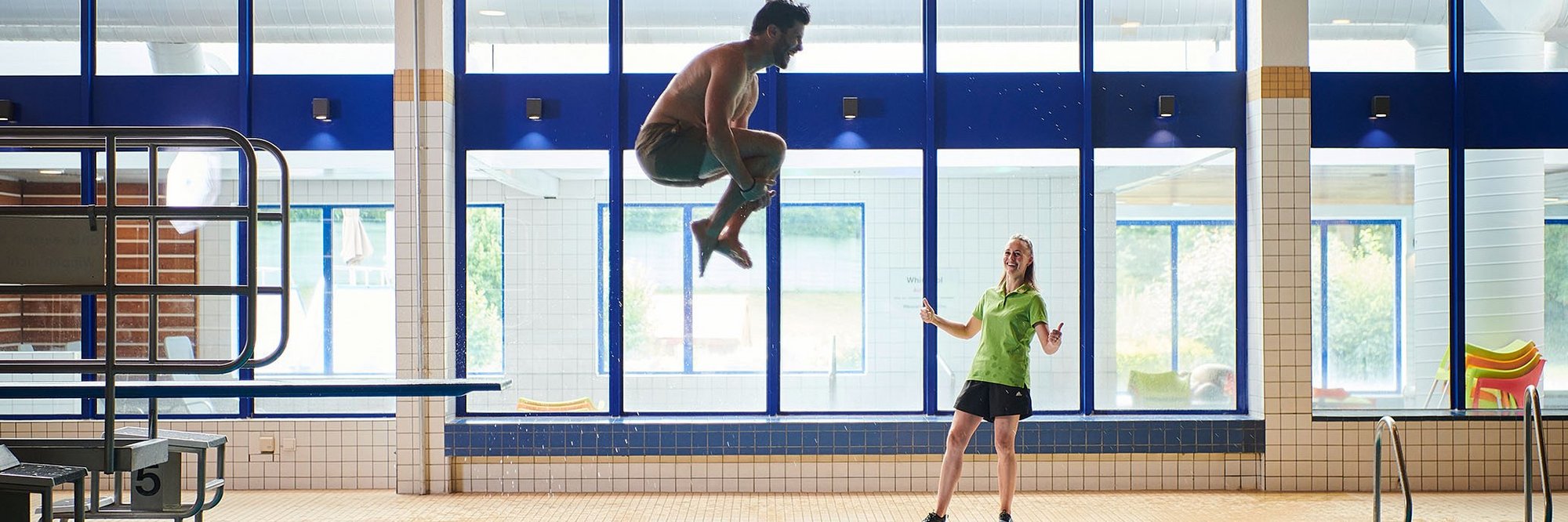 Sprung ins Schwimmbecken vom 1m Brett