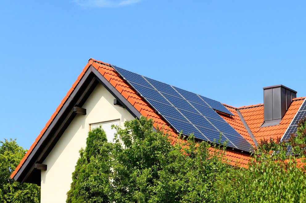 Das Bild zeigt eine PV Anlage auf einem Hausdach
